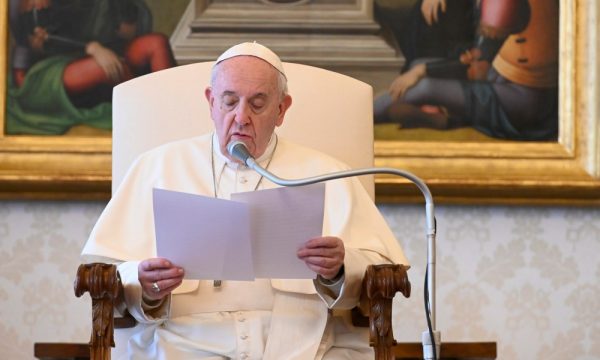 Il Papa invita alla prudenza ed obbedienza